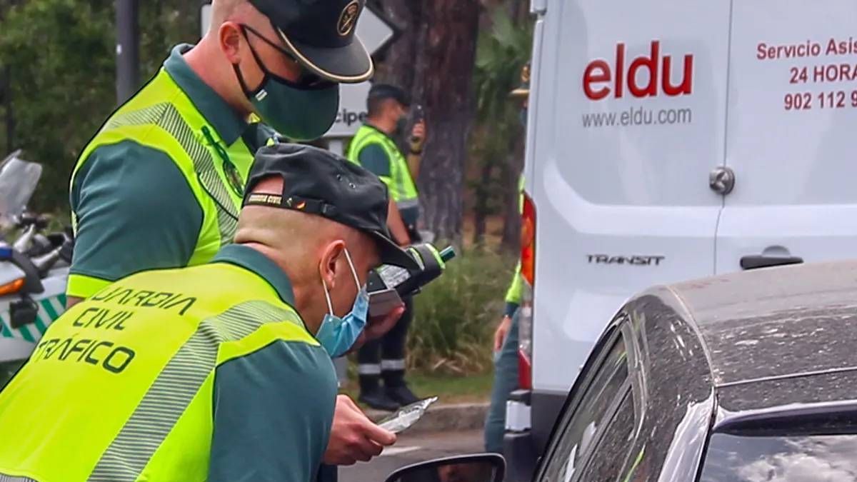 Agentes de la Guardia Civil de la Agrupación de Tráfico en un control Agentes de la Guardia Civil de la Agrupación de Tráfico en un control