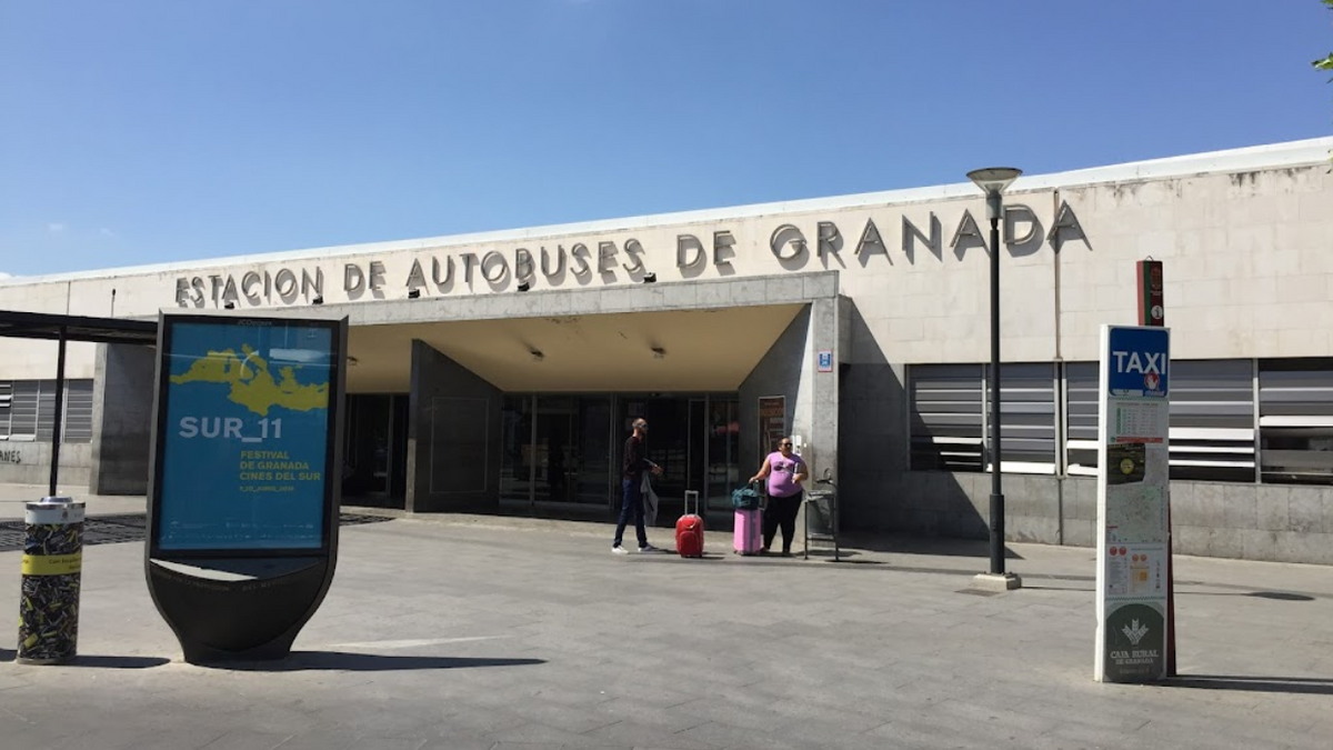 Apuñalan y roban a un joven de 19 años en la estación de autobuses de Granada Apuñalan y roban a un joven de 19 años en la estación de autobuses de Granada