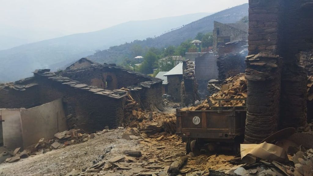 A Veiga de Cascallá y Robledo de Domiz, dos pueblos de Ourense 'bombardeados' por los incendios