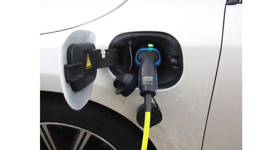 Coberturas del seguro de coche eléctrico e híbrido enchufable de Línea Directa