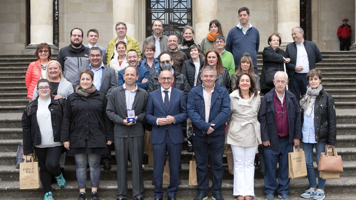 El diputado general de Álava, Ramiro González, recibe a Cruz Roja por el 150 aniversario de su fundación en Álava El diputado general de Álava, Ramiro González, recibe a Cruz Roja por el 150 aniversario de su fundación en Álava
