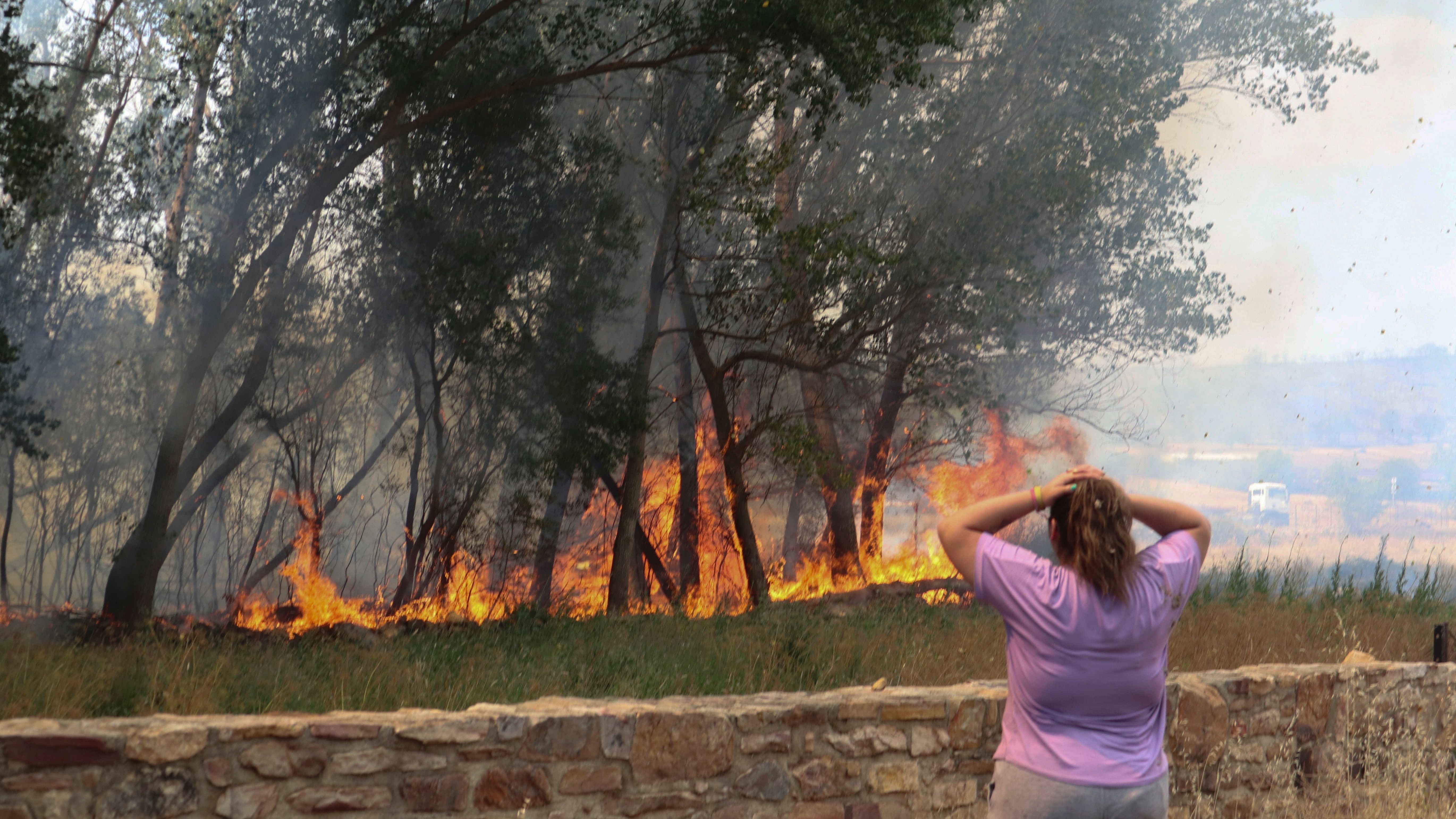El incendio en Zamora obliga a desalojar a 6.000 vecinos de 32 poblaciones.