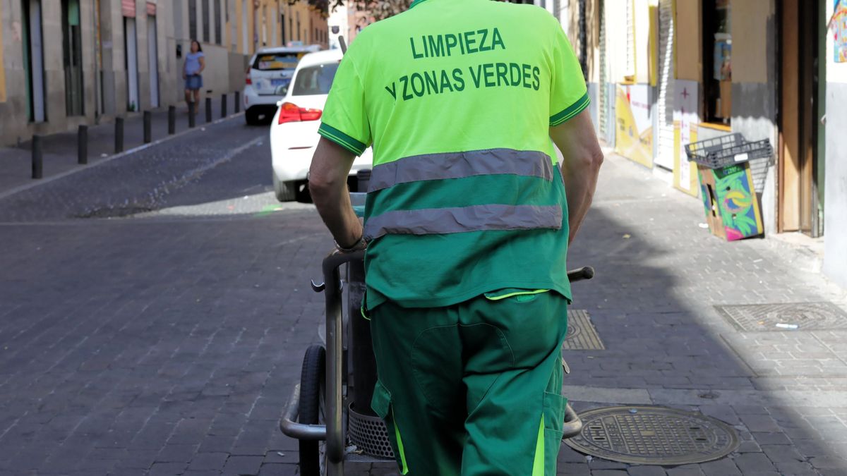 EuropaPress 2360989 barrendero ayuntamiento madrid empuja carro limpieza mientras trabaja calle