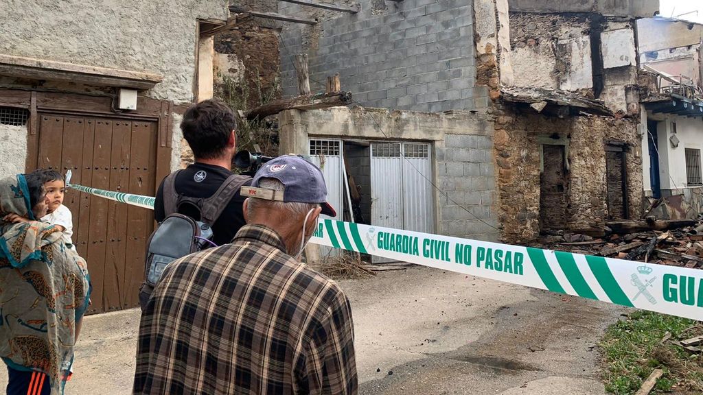 Familia que ha perdido su casa, junto a un cámara, en A Veiga de Cascallá.