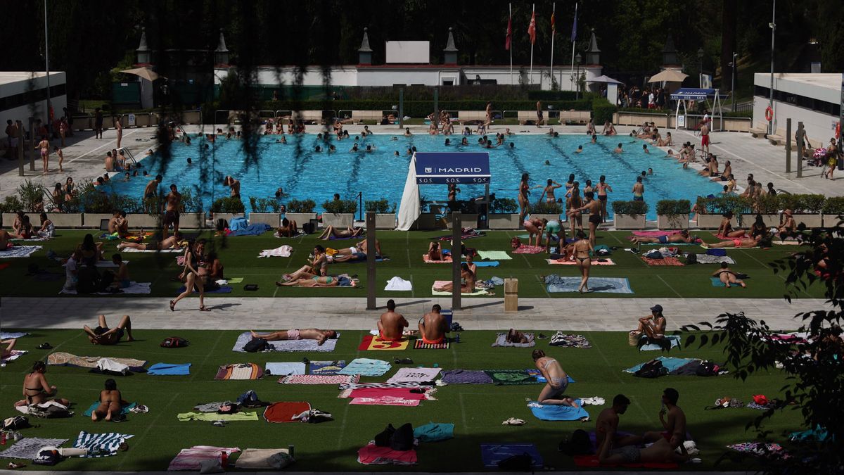 La ola de calor dispara la venta de entradas de las piscinas municipales en Madrid