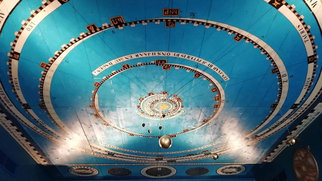 La réplica del planetario, instalada
