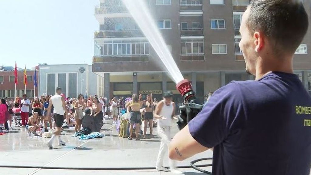 Los fans de Rosalía resisten bajo el sol antes del esperado concierto en el WiZink Center de Madrid