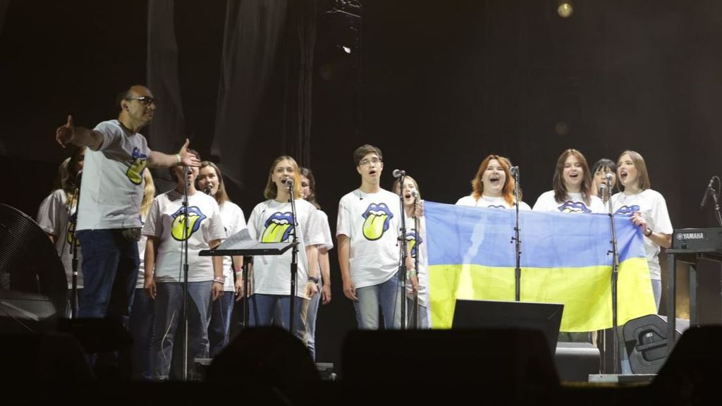 Los Rolling Stones interpretan uno de sus mayores éxitos en Viena junto a un coro de jóvenes ucranianos