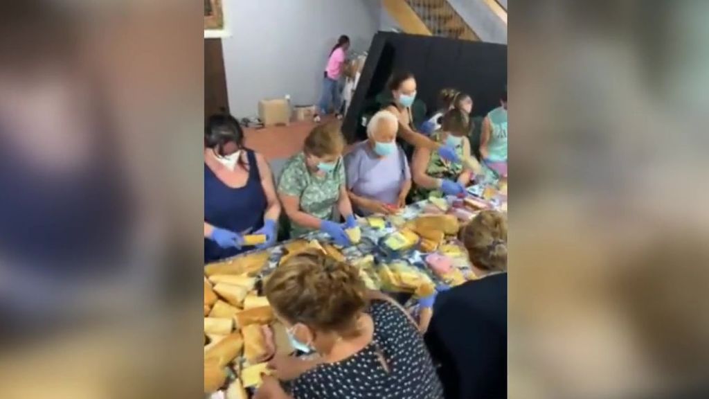 Los vecinos de Cebreros, en Ávila, se organizan para preparar bocadillos a los brigadistas antiincendios