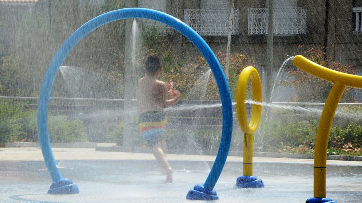 OLA DE CALOR EN OURENSE, UNA SEMANA. FUENTE DE CHORROS EN EL PARQUE INFANTIL "ALAMEDA DO CRUCEIRO", EN EL CENTRO DE LA CIUDAD, UNA DE LAS DOS QUE TIENE ACTIVADOS LOS CHORROS DE AGUA EN TODA LA CIUDAD. OURENSE 14/07/22. FOTO ROSA VEIGA OLA DE CALOR EN OURENSE, UNA SEMANA. FUENTE DE CHORROS EN EL PARQUE INFANTIL "ALAMEDA DO CRUCEIRO", EN EL CENTRO DE LA CIUDAD, UNA DE LAS DOS QUE TIENE ACTIVADOS LOS CHORROS DE AGUA EN TODA LA CIUDAD. OURENSE 14/07/22. FOTO ROSA VEIGA
