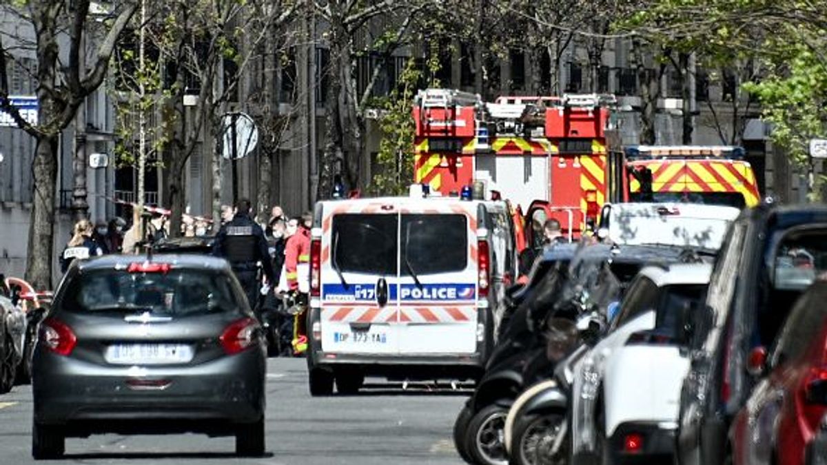 Police and first aid firefighters are pictured outside the Henry Dunant private hospital where one person was shot dead and one injured in a shooting in front of the institution owned by the Red Cross in Paris' upmarket 16th district on April 12, 2021. - (Photo by Anne-Christine POUJOULAT / AFP) (Photo by ANNE-CHRISTINE POUJOULAT/AFP via Getty Images) Police and first aid firefighters are pictured outside the Henry Dunant private hospital where one person was shot dead and one injured in a shooting in front of the institution owned by the Red Cross in Paris' upmarket 16th district on April 12, 2021. - (Photo by Anne-Christine POUJOULAT / AFP) (Photo by ANNE-CHRISTINE POUJOULAT/AFP via Getty Images)