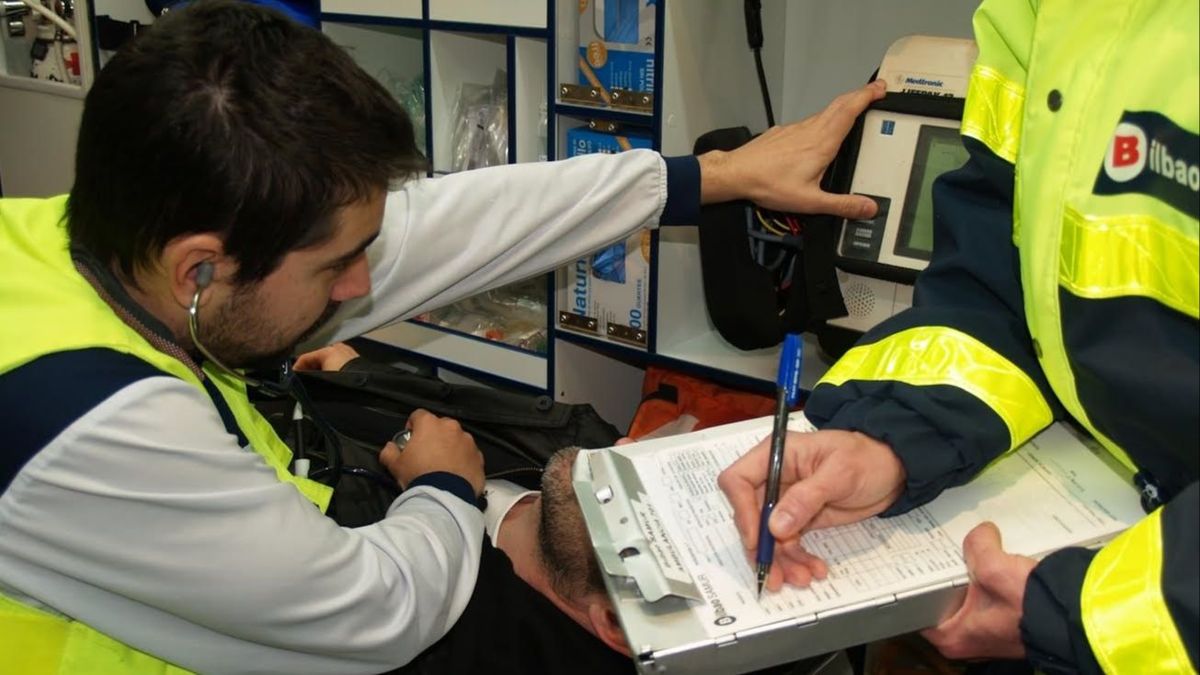 Sanitarios atienden a una persona en una ambulancia Sanitarios atienden a una persona en una ambulancia