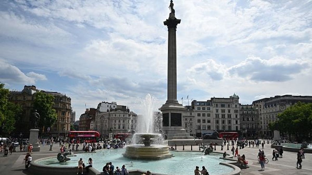 TOPSHOT - Pedestrians cool off with their feet in the water of the Trafalgar Square fountain, in central London, on July 13, 2022, during a heatwave. - Britain issued, on July 13, 2022 an extreme heat warning, with temperatures predicted to hit more than 30 degrees Celsius (86 Fahrenheit) across large parts of England and Wales. Forecasters said the warm weather would remain for much of the week, particularly in southern and central England and Wales, with peaks of 33C possible in southeast England. (Photo by JUSTIN TALLIS / AFP) (Photo by JUSTIN TALLIS/AFP via Getty Images) TOPSHOT - Pedestrians cool off with their feet in the water of the Trafalgar Square fountain, in central London, on July 13, 2022, during a heatwave. - Britain issued, on July 13, 2022 an extreme heat warning, with temperatures predicted to hit more than 30 degrees Celsius (86 Fahrenheit) across large parts of England and Wales. Forecasters said the warm weather would remain for much of the week, particularly in southern and central England and Wales, with peaks of 33C possible in southeast England. (Photo by JUSTIN TALLIS / AFP) (Photo by JUSTIN TALLIS/AFP via Getty Images)