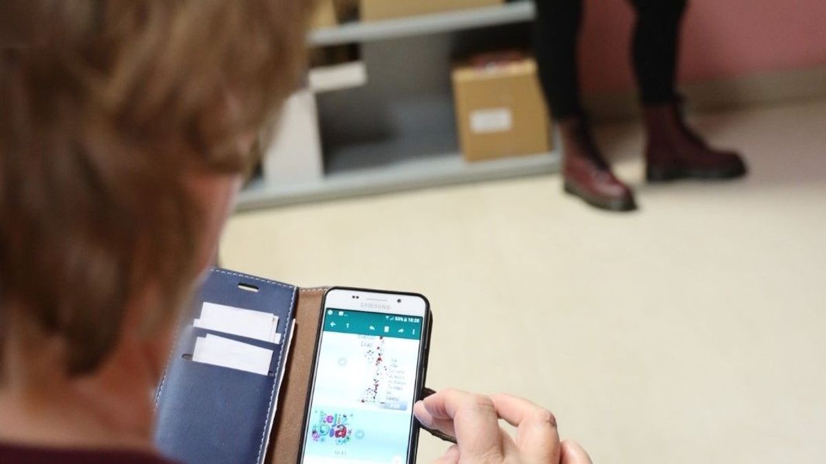 Una persona mayor con su teléfono móvil. Una persona mayor con su teléfono móvil.