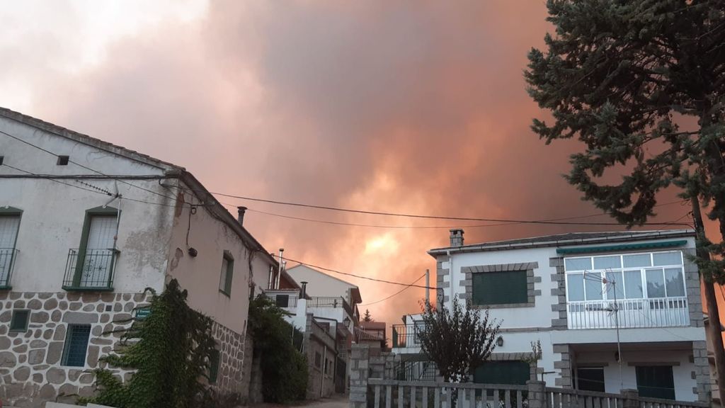 Una "explosión" en el monte inició el fuego de Hoyo de Pinares: "La gente salía sin control, no encontraban a los niños"