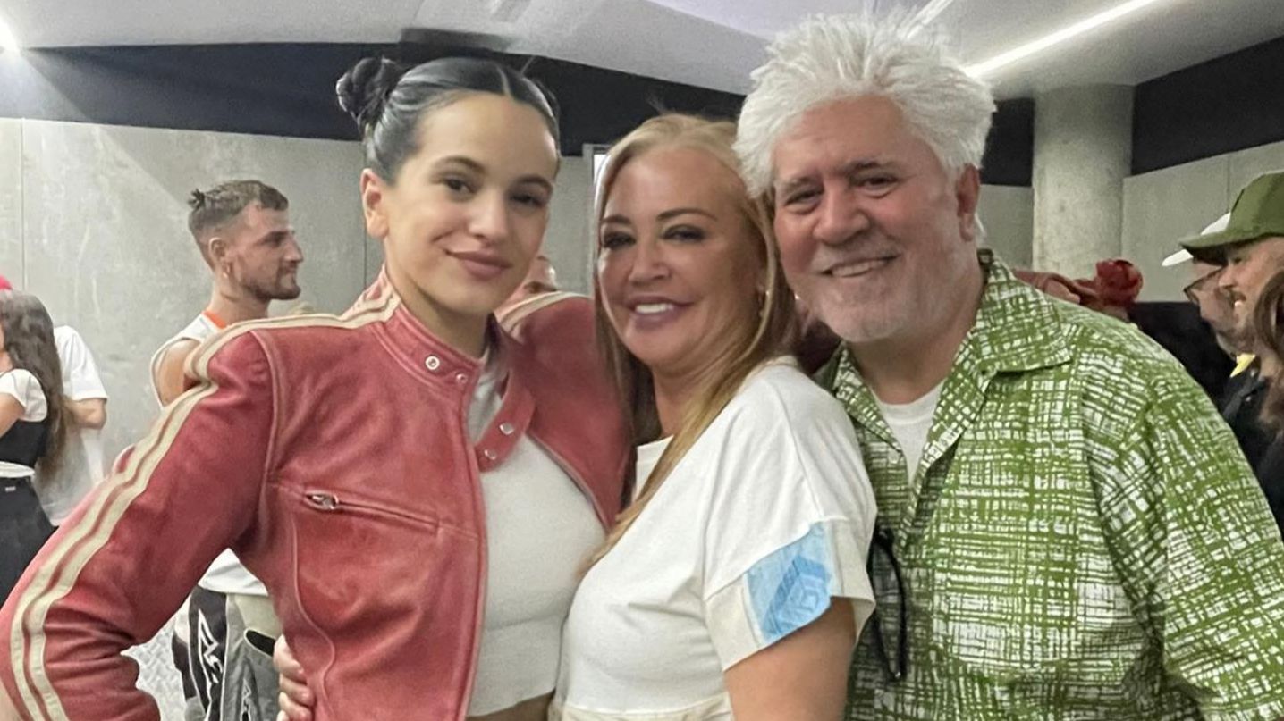 Belén Esteban y Pedro Almodóvar disfrutaron del Motomami Tour en Madrid