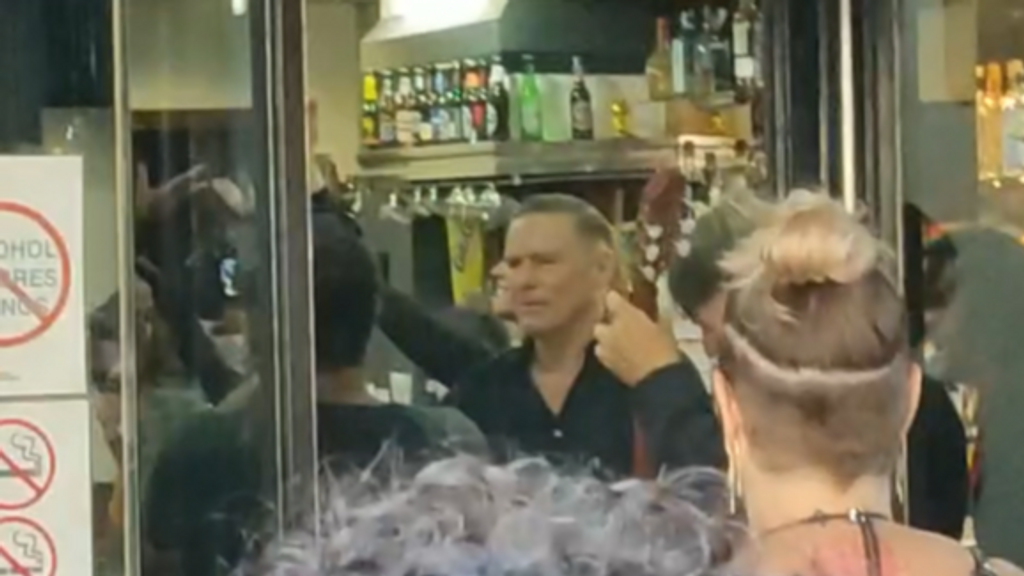 Bryan Adams sorprende tocando en un bar antes de su concierto en Vigo