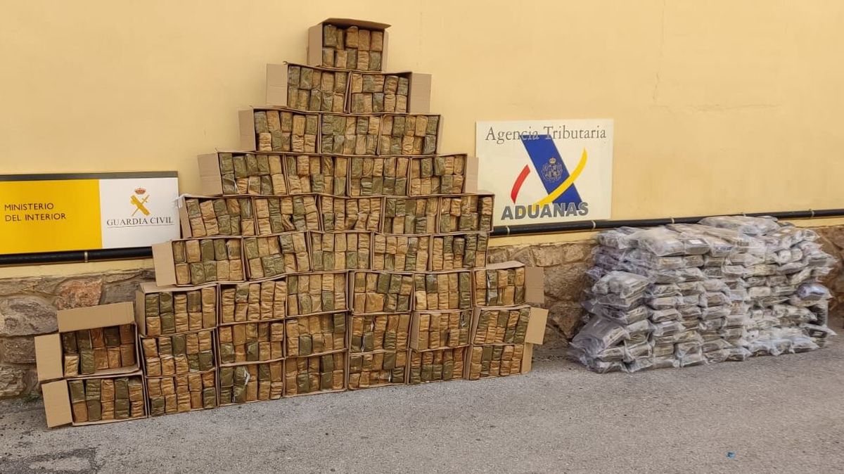 Cajas y bolsas de hachís incautadas Cajas y bolsas de hachís incautadas