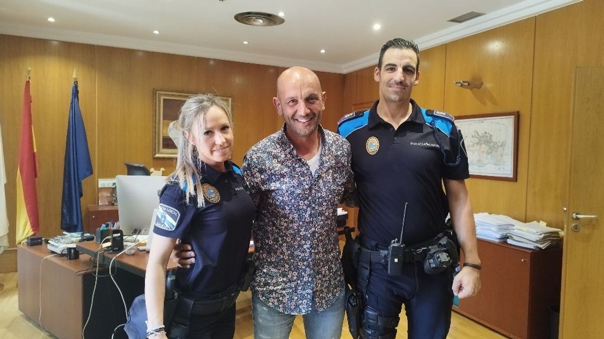 Dos agentes de Porriño salvan la vida de un conductor que sufrió un paro cardíaco Dos agentes de Porriño salvan la vida de un conductor que sufrió un paro cardíaco
