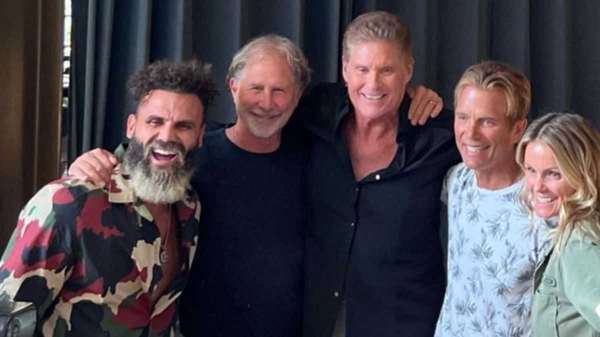 El actor David Hasselhoff ha cumplido 70 años y lo ha celebrado con parte de los actores de la serie 'Los vigilantes de la playa'