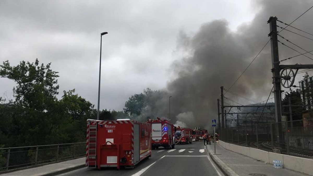El fuego ha provocado el derrumbe del pabellón El fuego ha provocado el derrumbe del pabellón