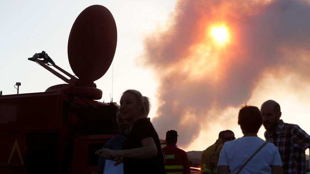 El incendio de Ateca, sin control: obliga a cortar la A-2 y a desalojar cinco localidades