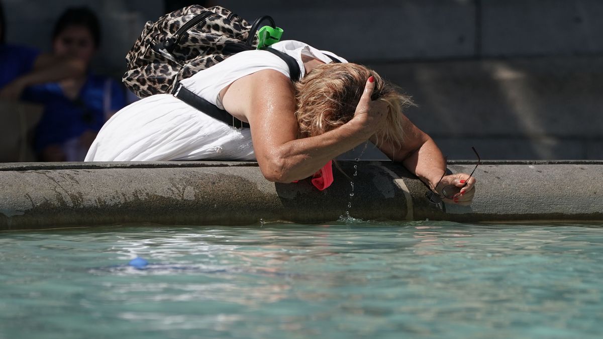 EuropaPress 4583292 19 july 2022 united kingdom london woman wets her hair in fountain at EuropaPress 4583292 19 july 2022 united kingdom london woman wets her hair in fountain at