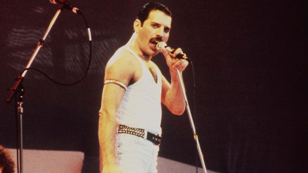 Freddie Mercury falleció debido a complicaciones de su sida.