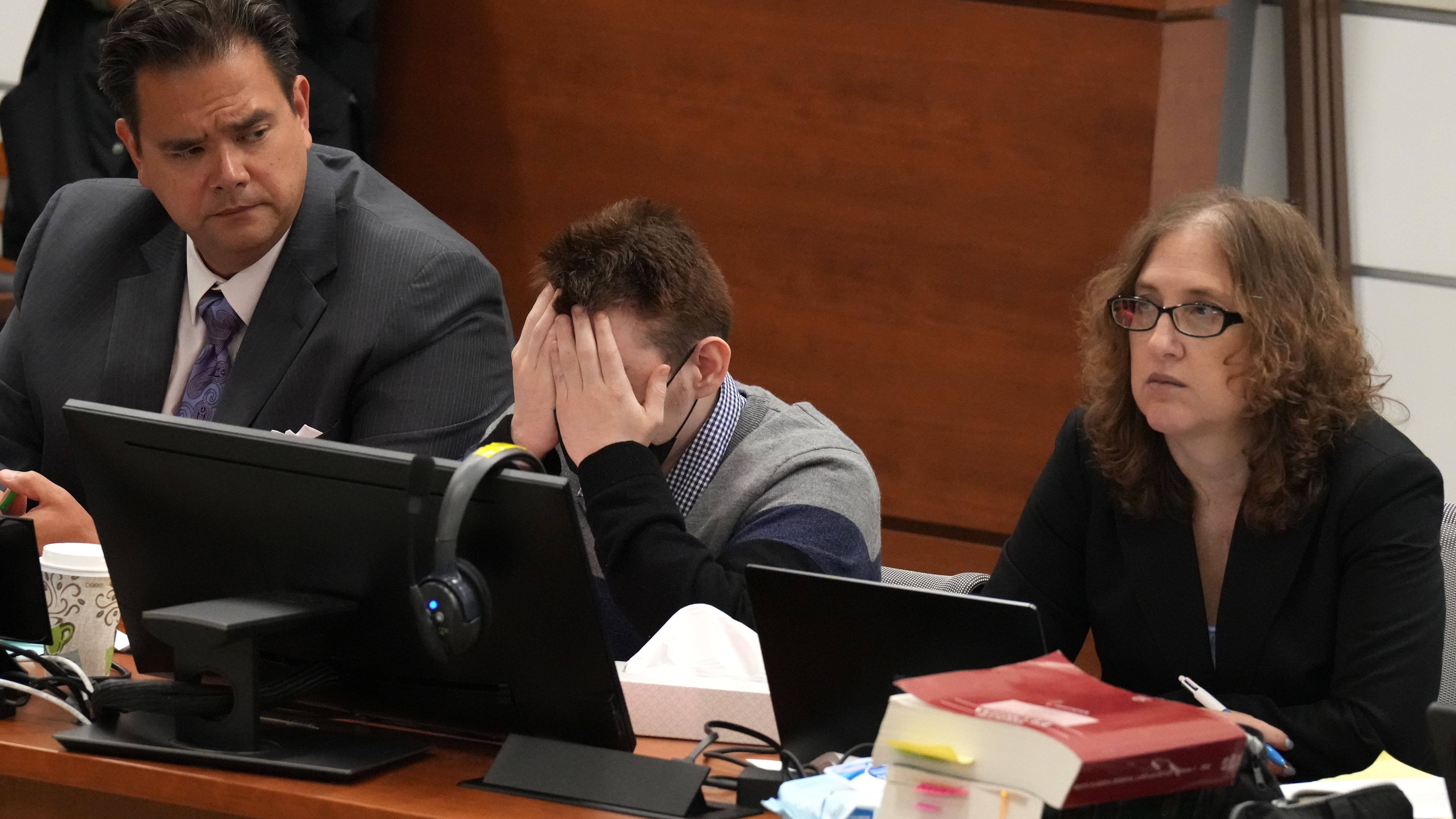 Juicio por la masacre del Día de San Valentín de 2018 en Florida: el autor de la masacre se tapa la cara