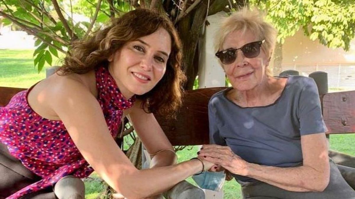 La presidenta de la Comunidad de Madrid, Isabel Díaz Ayuso, visita a la actriz Concha Velasco en su residencia