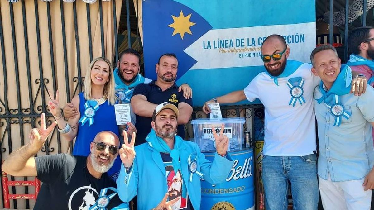 Los socios de la caseta, posando con la urna Los socios de la caseta, posando con la urna