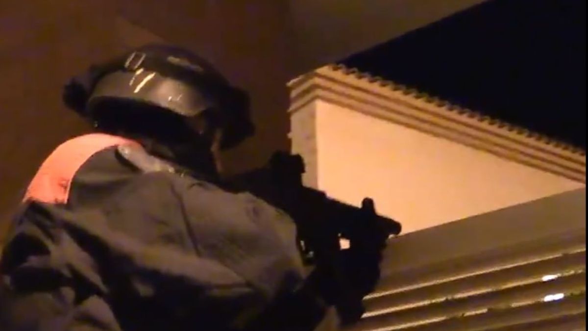 Macrodispositivo policial en el barrio de Sant Roc de Badalona contra la venta de cocaína Macrodispositivo policial en el barrio de Sant Roc de Badalona contra la venta de cocaína