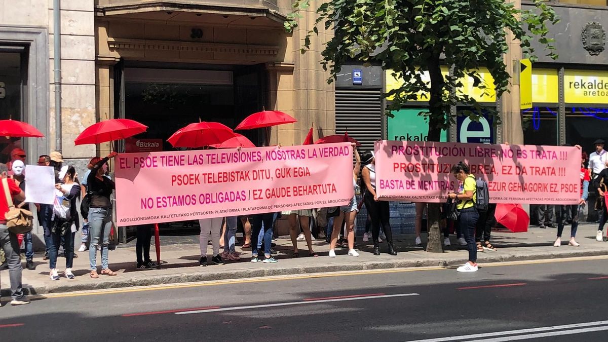 Participantes en la protesta contra la ley  de abolicion de la prostitución en Bilbao.