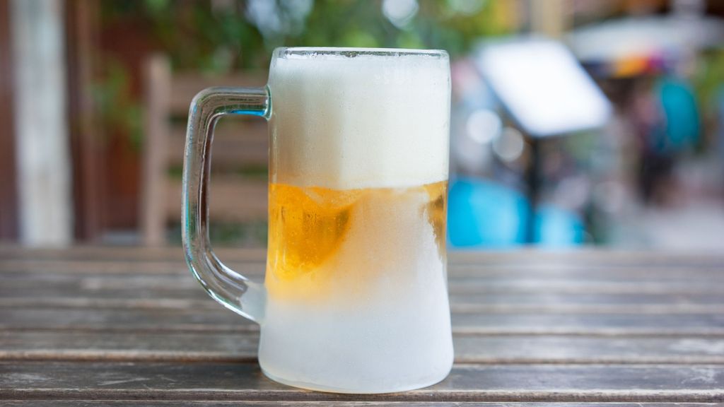 Por qué no es aconsejable congelar las copas de cerveza en verano