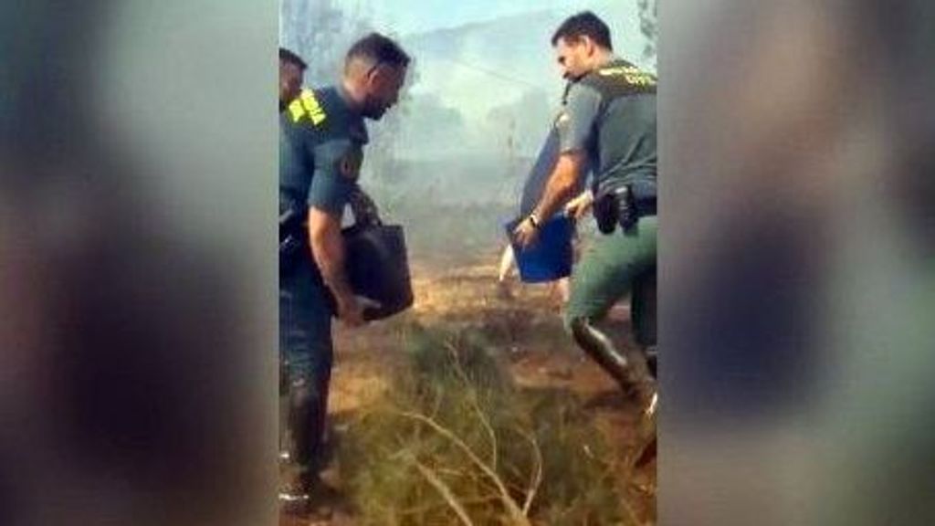 Vecinos y guardias civiles tratan de impedir con cubos de agua el avance del fuego en Viladequinta