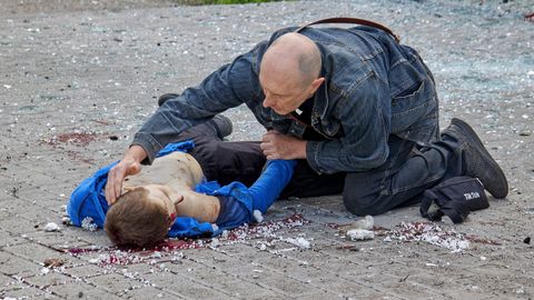 El dolor de un padre ante el cadáver de su hijo asesinado por un misil ruso  - NIUS