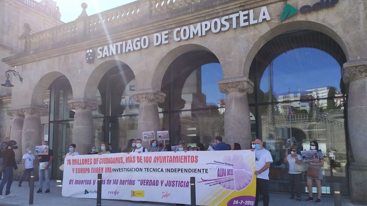 Concentración de víctimas del accidente del Alvia en Santiago de Compostela Concentración de víctimas del accidente del Alvia en Santiago de Compostela