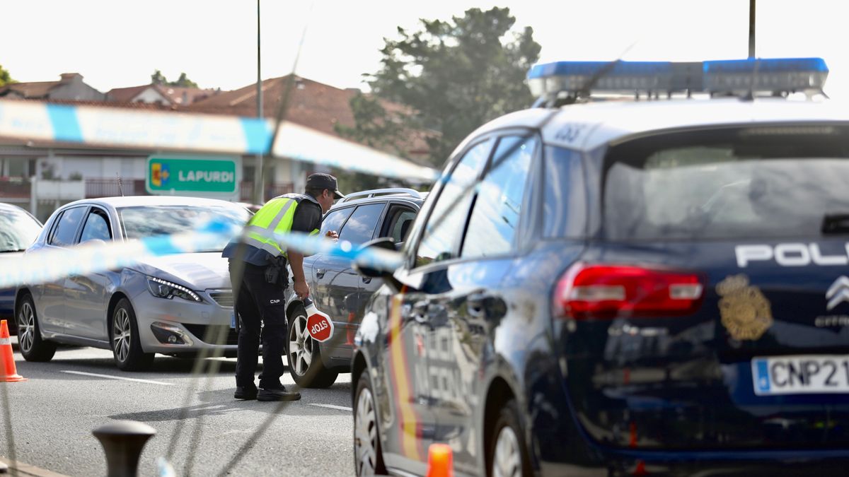 Control de la Policía Nacional en el paso fronterizo de Irun, Guipúzcoa. Control de la Policía Nacional en el paso fronterizo de Irun, Guipúzcoa.