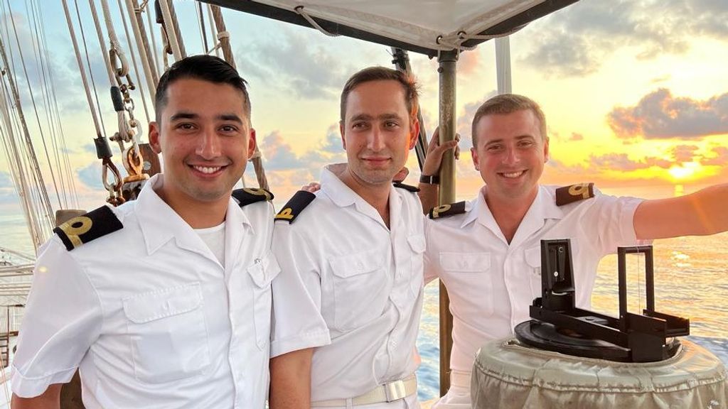 Davis y sus amigos a bordo del Juan Sebastián Elcano.