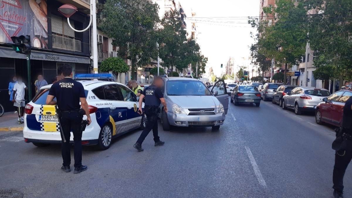 Detenido un hombre de 75 años por arrastrar con su coche a un policía tras un atropello en Elche