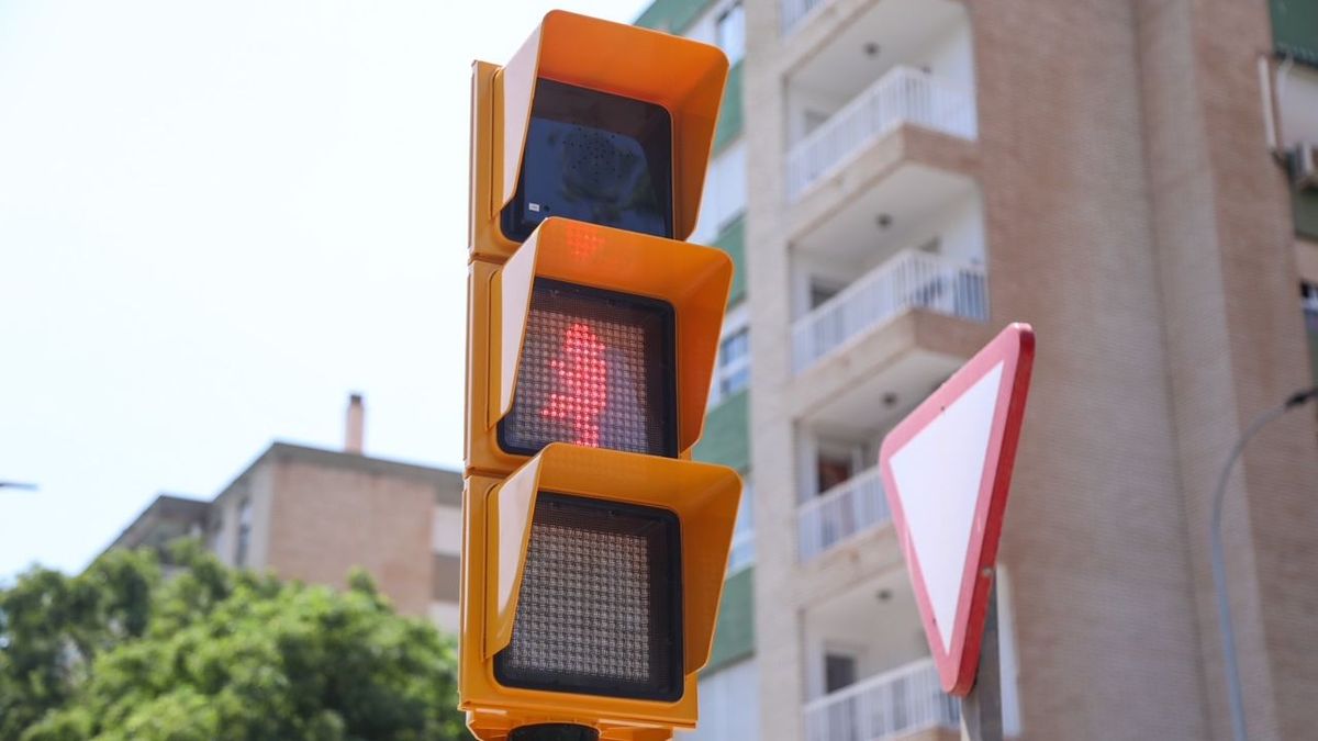 El nuevo semáforo en homenaje a Chiquito de la Calzada
