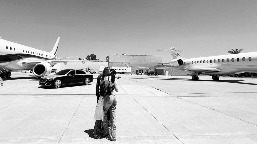 Kylie Jenner y Travis con sus aviones