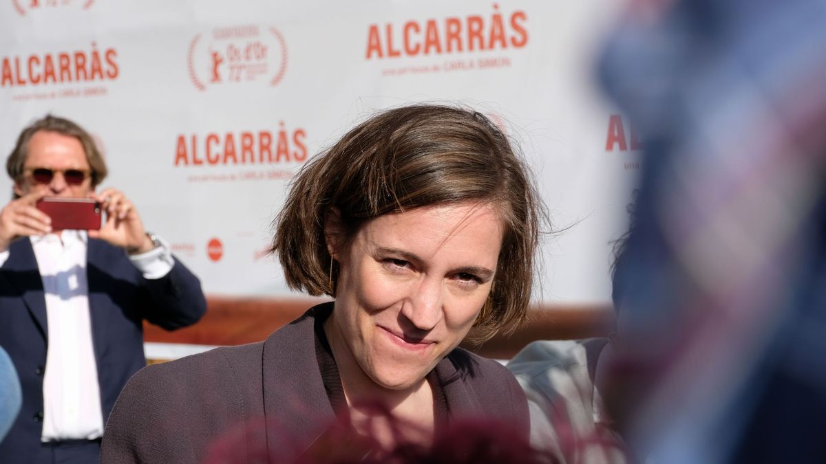La directora de la película Carla Simón ofrece declaraciones a los medios de comunicación durante el preestreno de su película 'Alcarràs’
