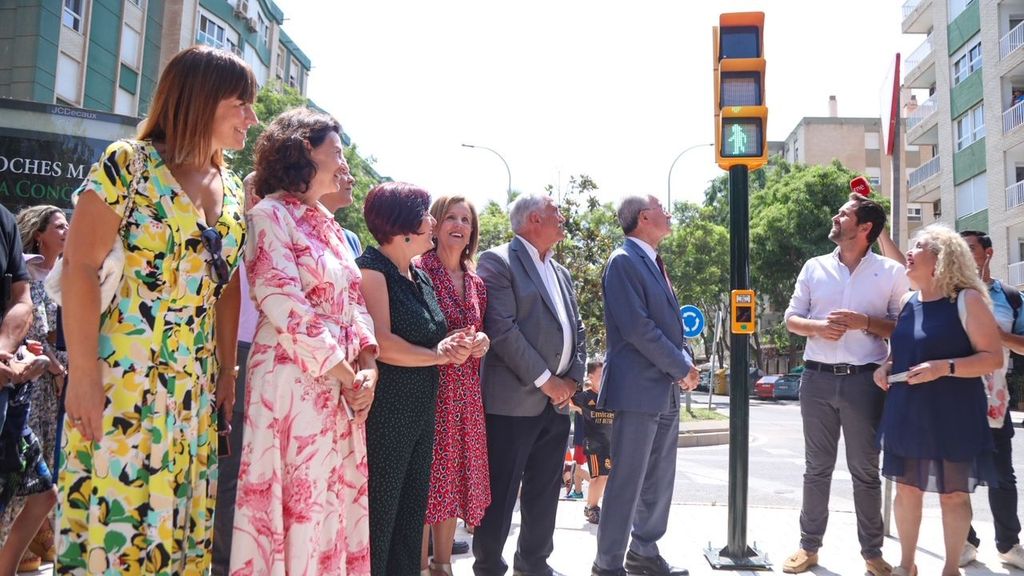 Miembros de la corporación municipal en la presentación del semáforo
