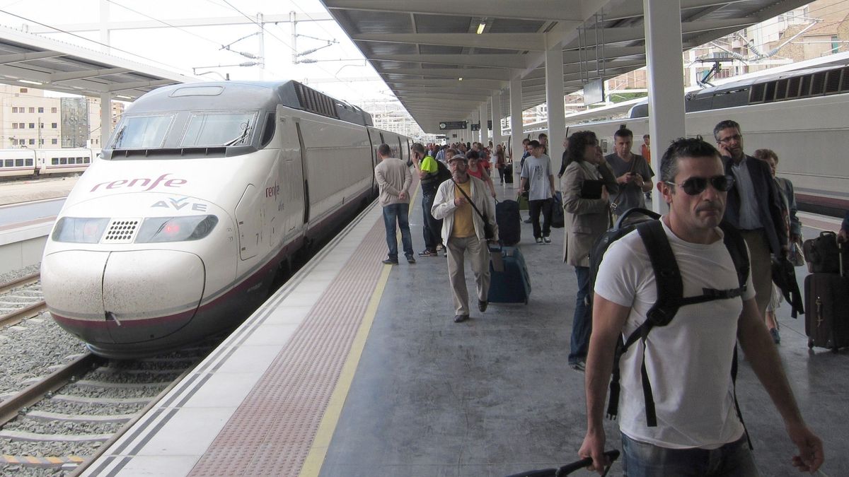 Pasajeros junto a un AVE Pasajeros junto a un AVE