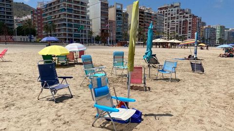 Largo Relación Ambientalista Cullera retira sombrillas sin dueño en la playa - NIUS