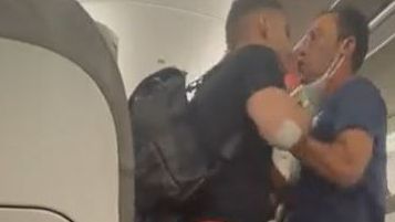 "¿Tú me vas a agredir a mí?": la pelea en un avión por sacar las maletas que indigna a la Red