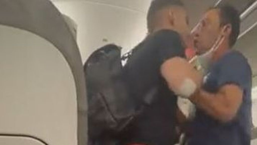 "¿Tú me vas a agredir a mí?": la pelea en un avión por sacar las maletas que indigna a la Red