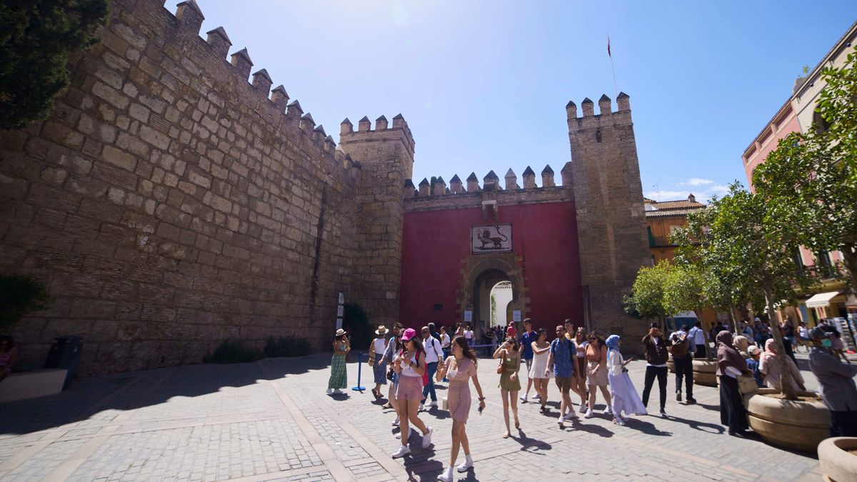Un grupo de turistas frente al Alcázar de Sevilla Un grupo de turistas frente al Alcázar de Sevilla