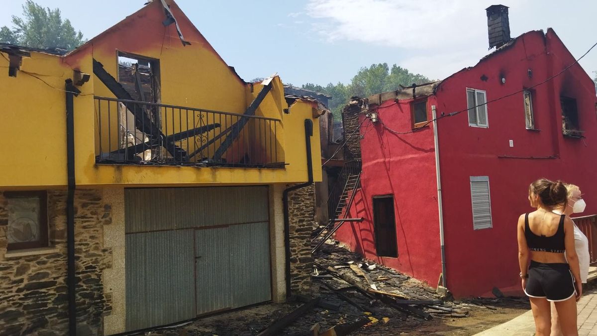 Viviendas destruidas por el fuego en Alixo, en O Barco de Valdeorras (Ourense).